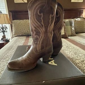 Women’s Size 8 ARIAT leather boots.